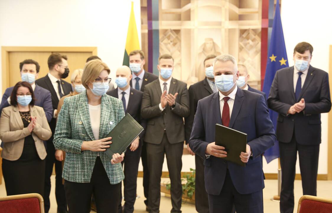 Seimo „valstiečiai“ ir „darbiečiai“ pasirašė susitarimą