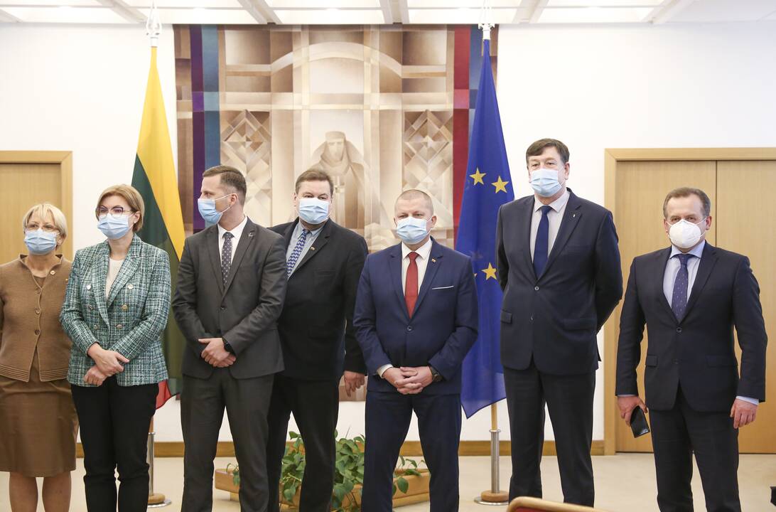 Seimo „valstiečiai“ ir „darbiečiai“ pasirašė susitarimą