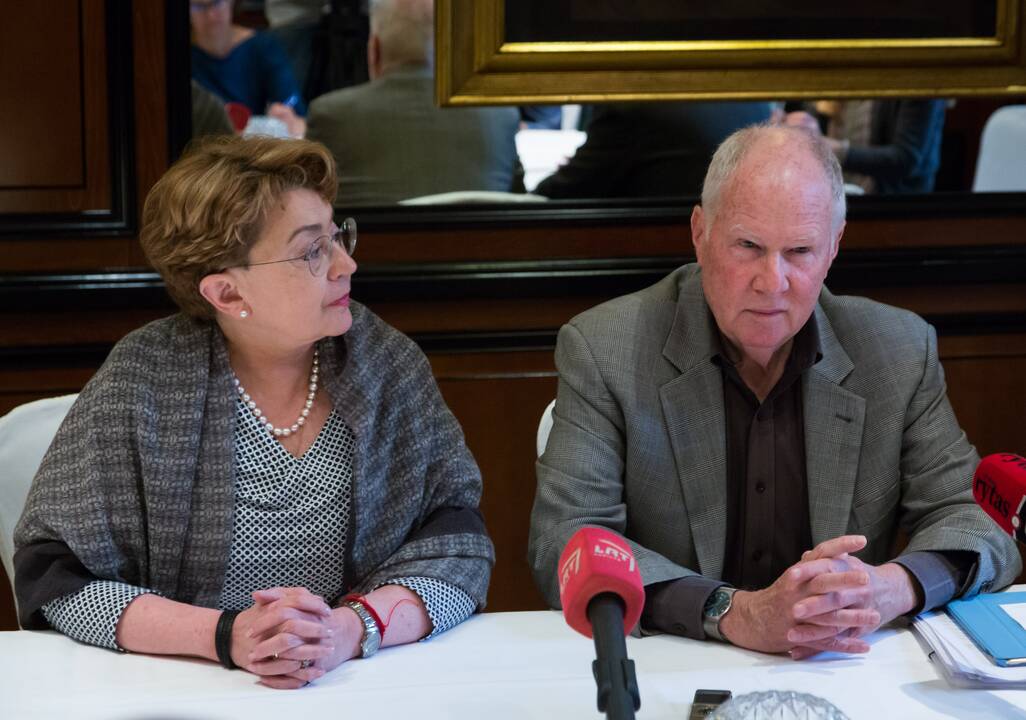 Lietuvos žydų bendruomenės pirmininkė Faina Kukliansky ir Geros valios fondo vadovas Andrew Bakeris