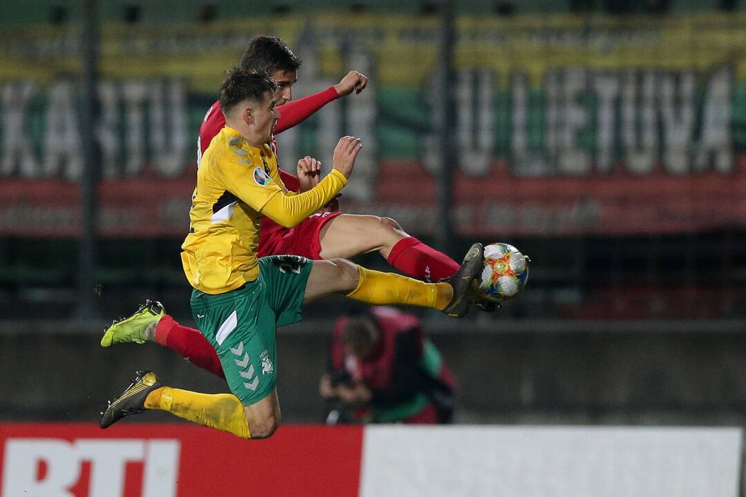 V.Urbono treniruojama Lietuvos nacionalinė rinktinė pirmose atrankos į 2020 m. Europos futbolo čempionato rungtynėse nusileido Liuksemburgui.