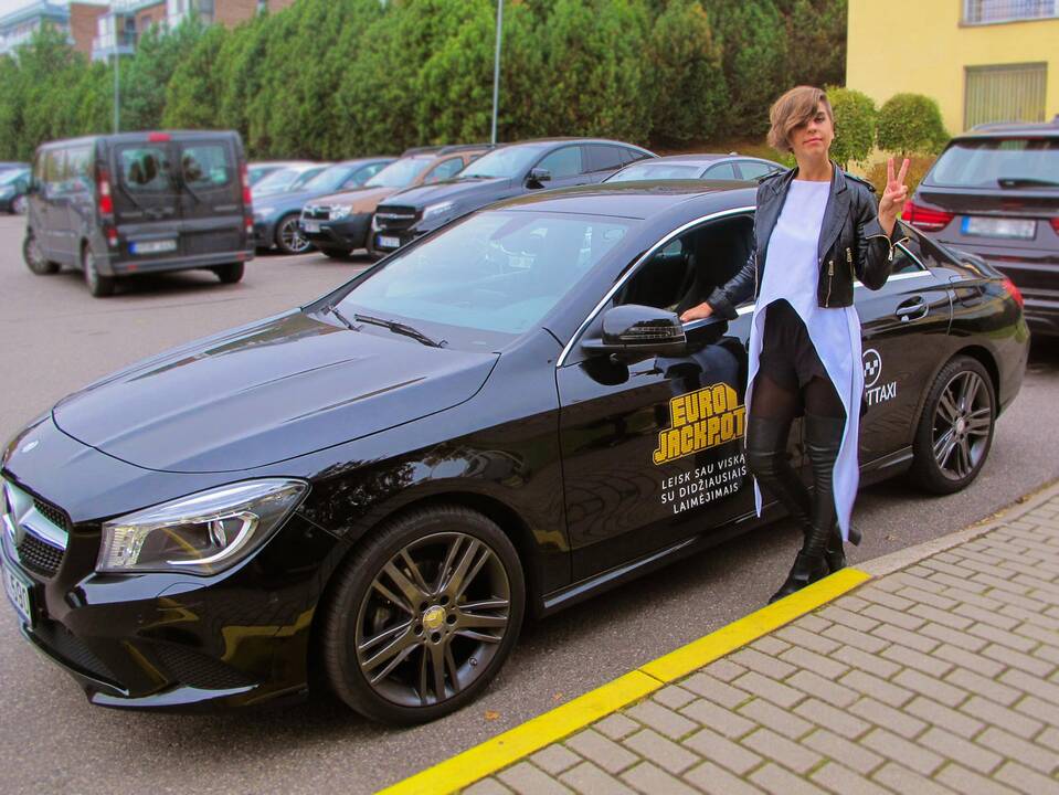 Laidų vedėja Simona Bandita tapo taksi vairuotoja?