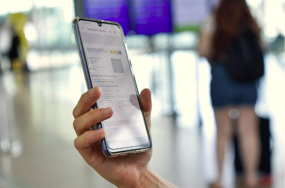 Skaitmeniniai COVID-19 pažymėjimai oro uostuose jau tikrinami elektroniniu būdu