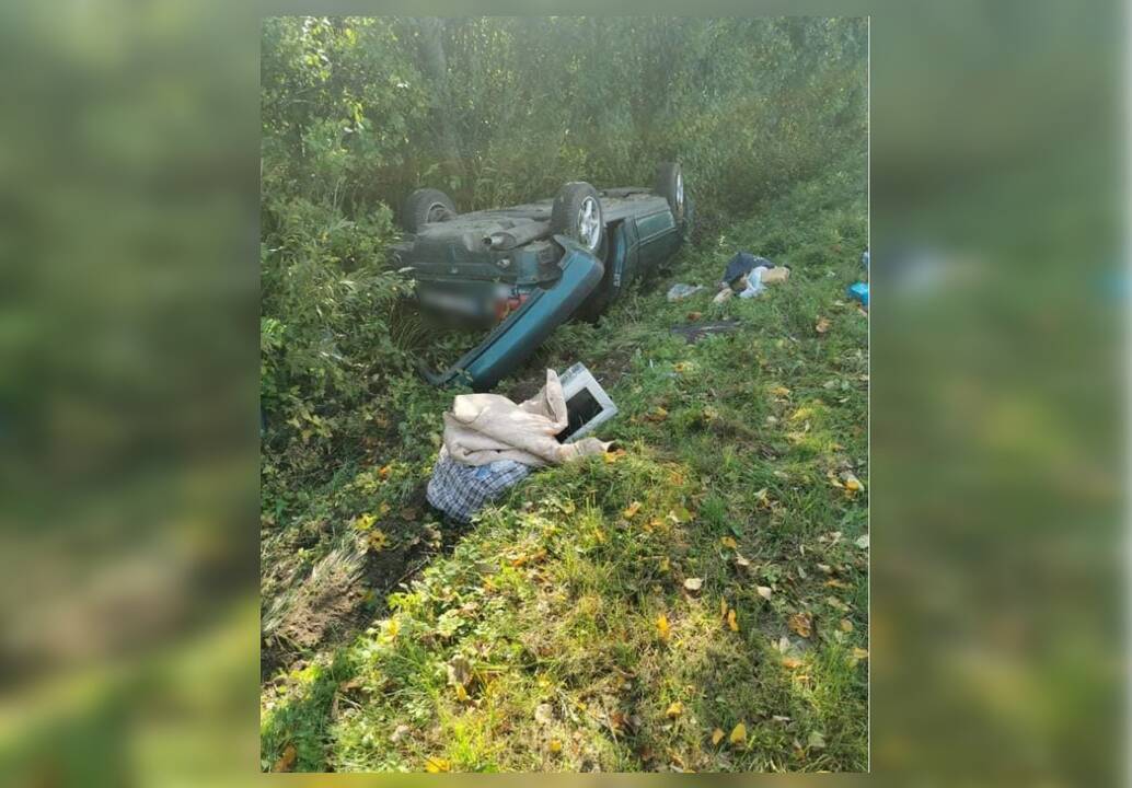 Skuodo rajone „Audi“ nulėkė nuo kelio ir vertėsi ant stogo
