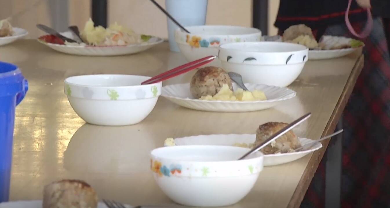 Ar reikia nemokamo visų pradinukų maitinimo mokyklose?