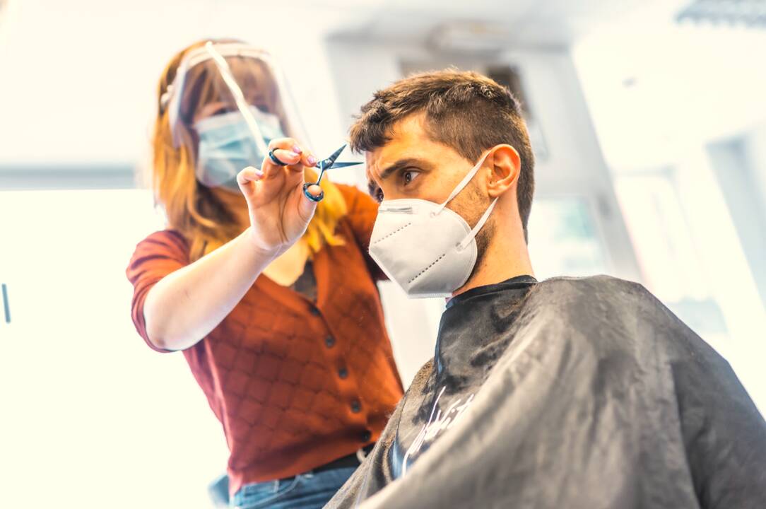 Švelnėja karantinas: pradeda veikti grožio salonai, mažos parduotuvės