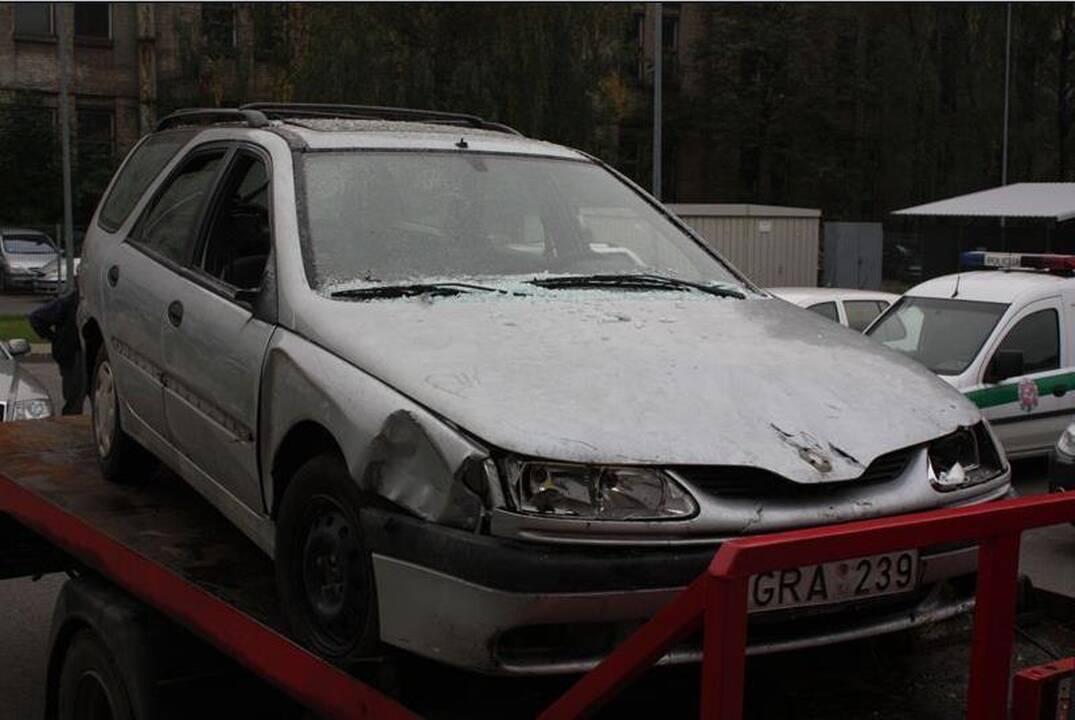 Vilniuje į parduotuvę automobiliu įvažiavę vagys pavogė du seifus