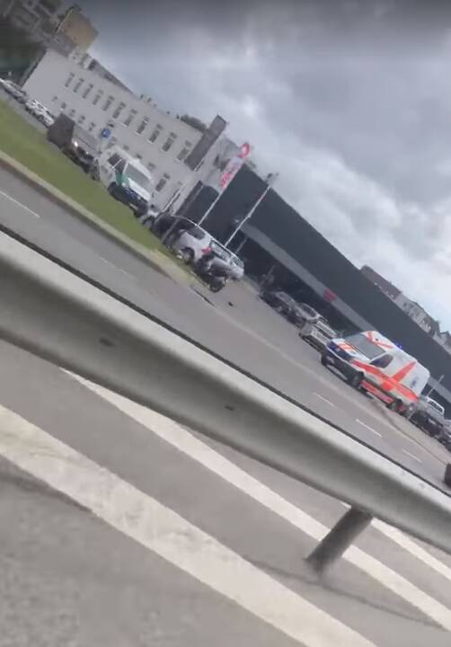 Nepilnametis motorolerio vairuotojas atsidūrė po automobilio ratais