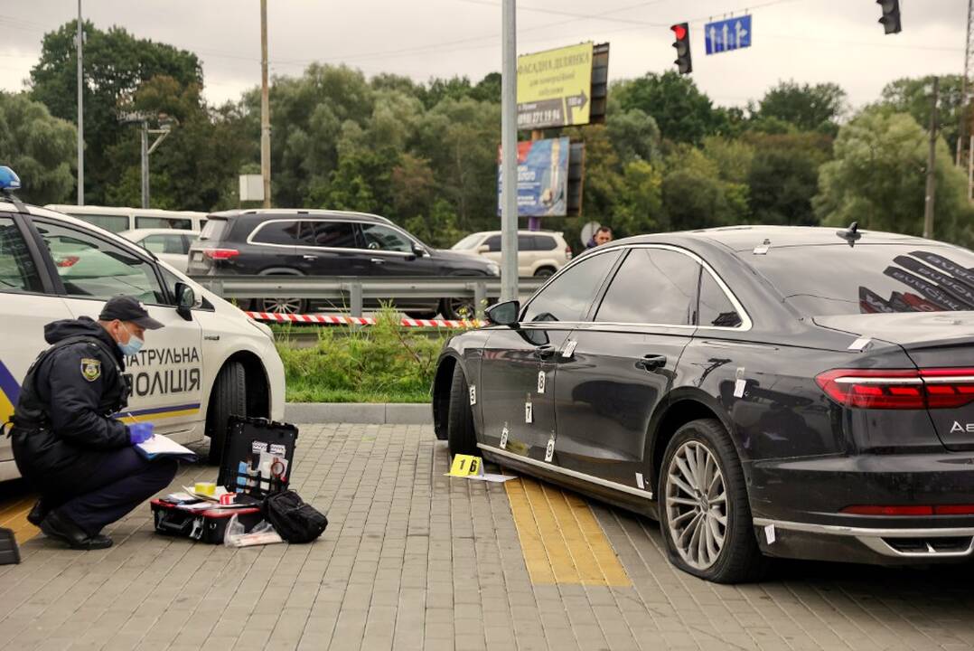 Netoli Kijevo nežinomi užpuolikai apšaudė Ukrainos prezidento Volodymyro Zelenskio vyriausiojo padėjėjo Serhijaus Šefiro automobilį ir sužeidė jo vairuotoją