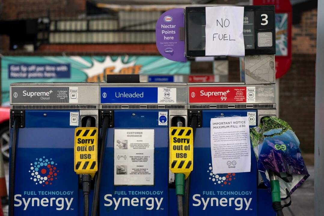 Dalyje Didžiosios Britanijos degalinių pristigo kuro, o kitur nusidriekė dešimčių automobilių eilės.