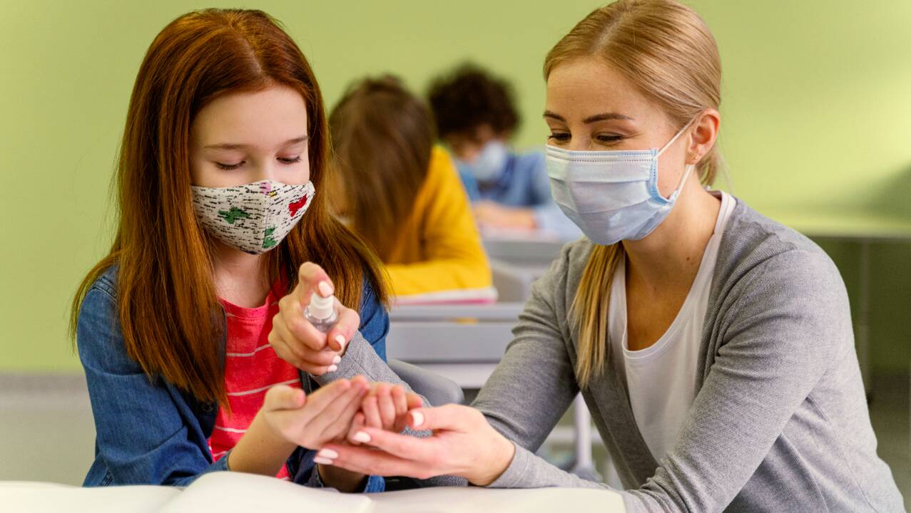 Mokyklų vadovai: vakcinuotis nuo COVID-19 atsisako pavieniai pedagogai