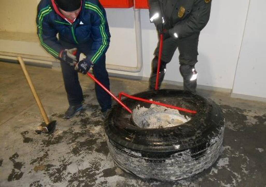 Du bendradarbiai vilkikais į Lietuvą vežė kontrabandą