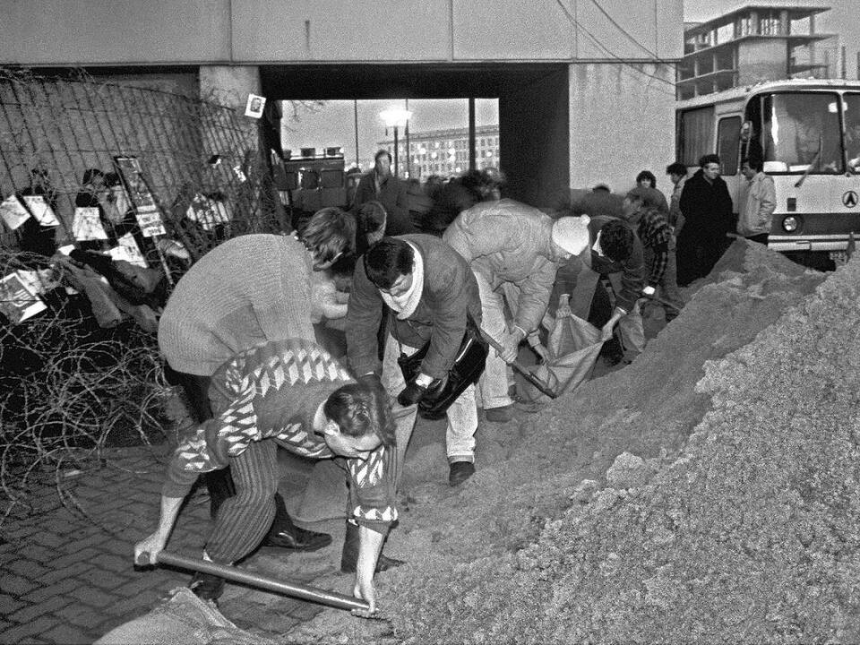 1991 — sovietų kariuomenė Vilniuje jėga užgrobė Televizijos bokštą bei Lietuvos radijo ir televizijos pastatą