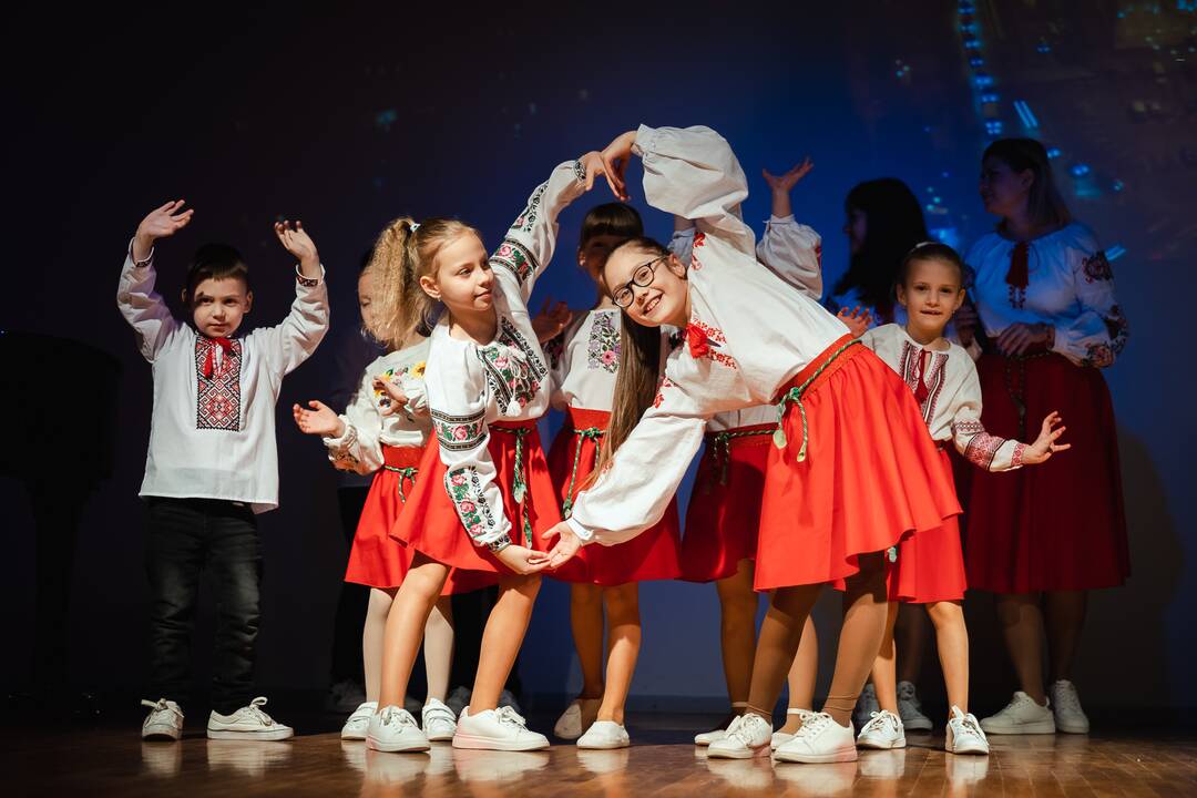 Vaikams iš Ukrainos prie eglės Vilniuje – savanorių dovanos ir vaišės