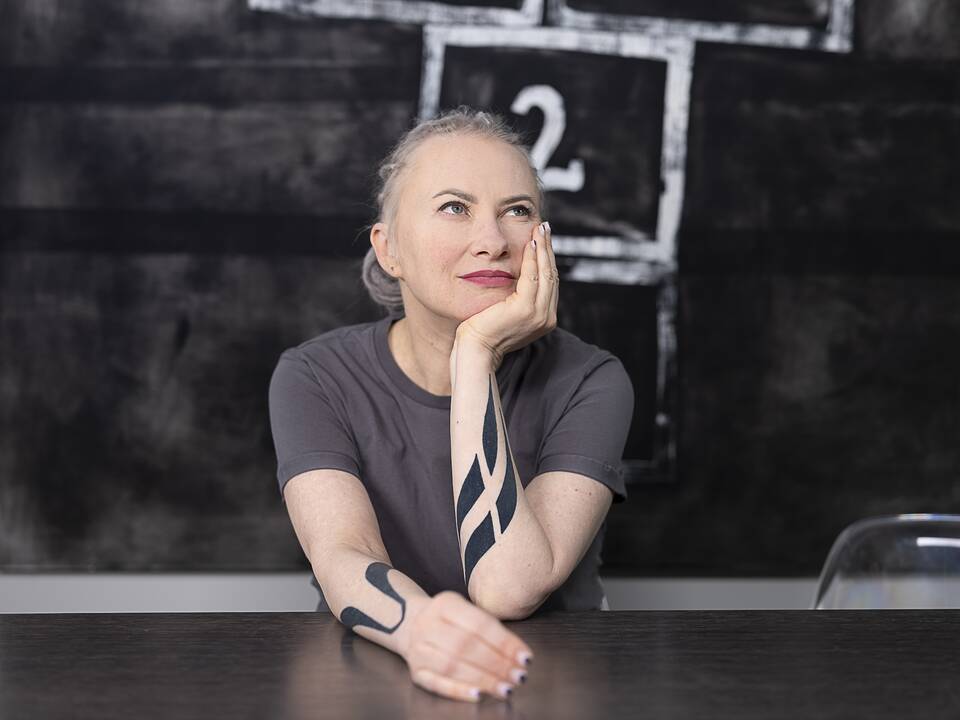 Daug metų besisukiojusi komercinės mados industrijoje, J. Janus perdegė. Kūrybinis atgimimas įvyko kitais pavidalais. Dabar ji – kultūros startuolio „Slapta meilė“ įkūrėja.