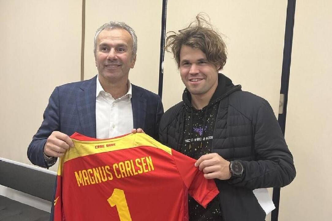 Pasižymėjo: S. Jovetičius (su kamuoliu) įvarčiu įtvirtino Juodkalnijos vienuolikės sėkmę.