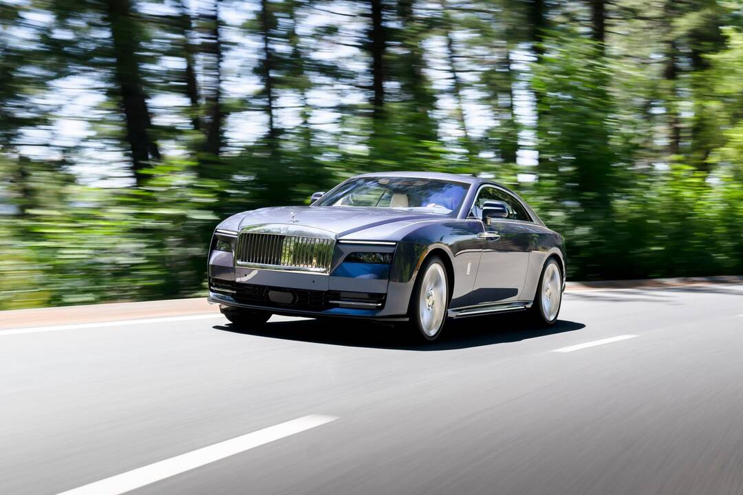 Naujokas: pernai gruodį Lietuvos rinkoje debiutavo elektromobilis „Rolls-Royce Spectre“.