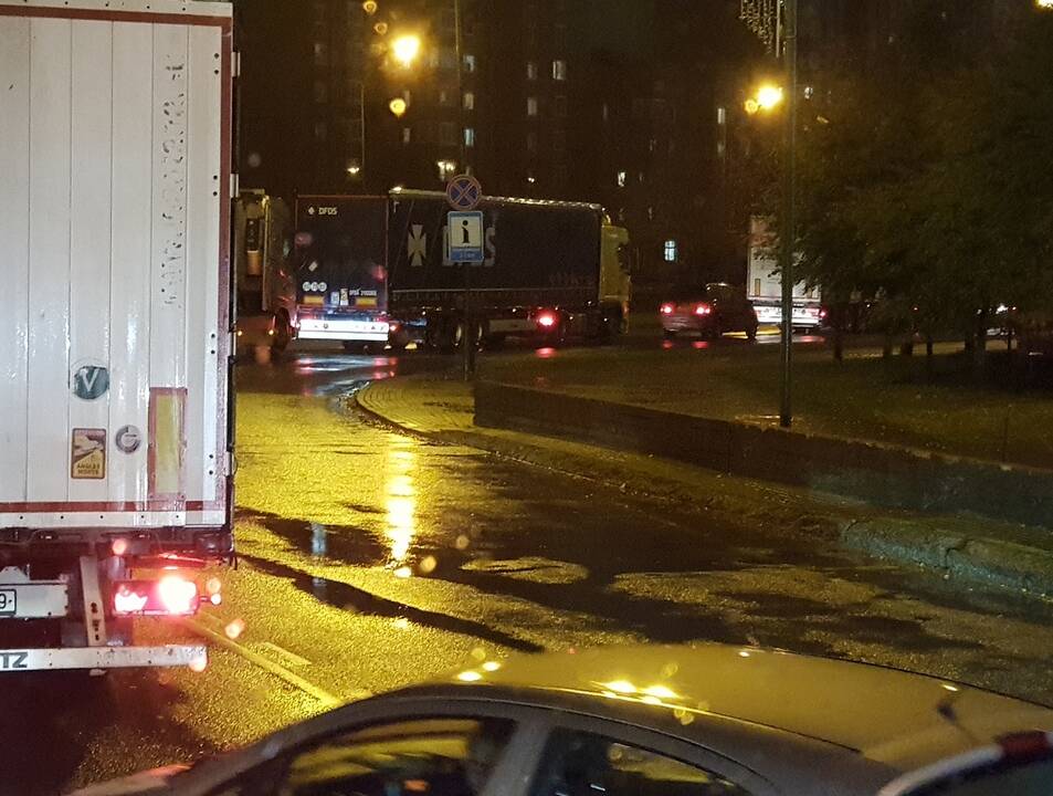 Tvarka: dokumentų patvirtinimo laukimas muitinės koridoriuose.