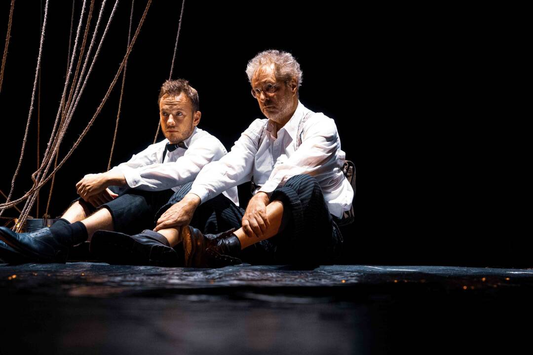 Scenos iš spektaklio „Rozenkrancas ir Gildensternas mirę“.