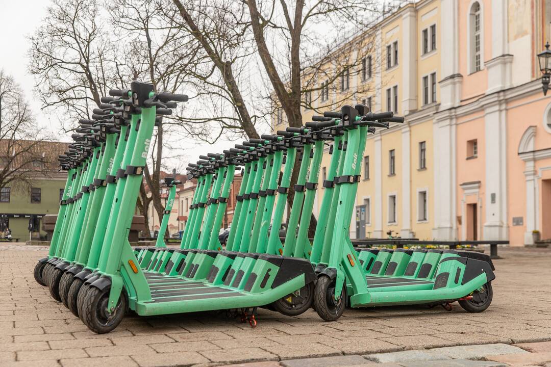 Netvarka: nuomojami e. paspirtukai Kaune vis dar gali būti palikti bet kaip ir bet kur.