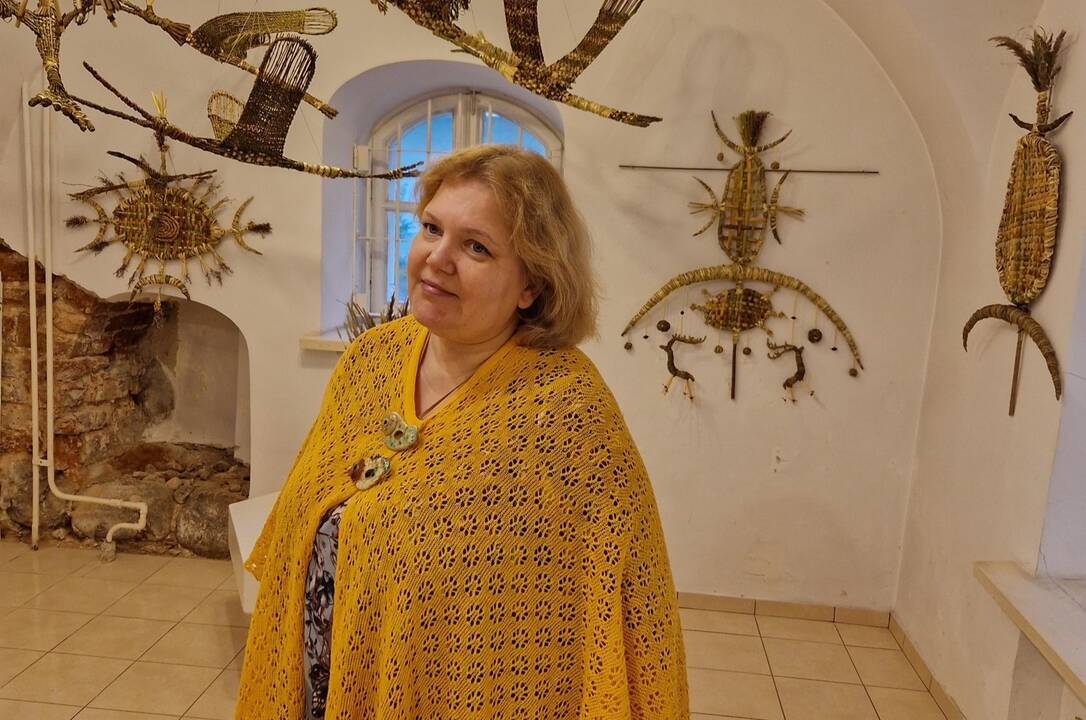 Tapatybė: „Žolynai įsišaknijo į mane. Turbūt su jais ir per juos šiuo metu esu labiau aš“, – svarsto profesionali menininkė V. Bitinaitė-Stankevičienė, įminusi ir žolynų, ir keramikos paslaptis. 