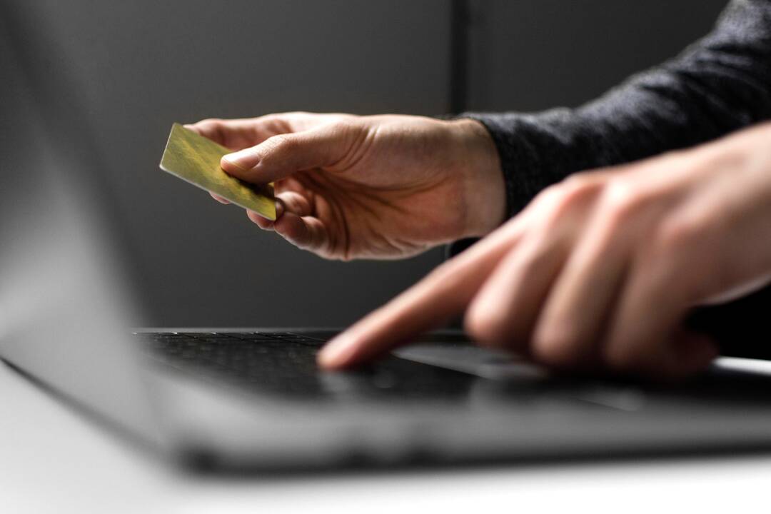 Išnaudoja tiek technologijas, tiek emocijas: sukčiai iš įmonių pasisavino beveik 1 mln. eurų