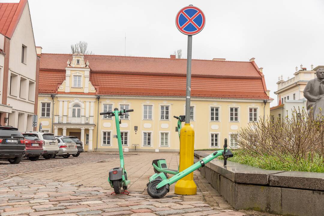 Netvarka: nuomojami e. paspirtukai Kaune vis dar gali būti palikti bet kaip ir bet kur.