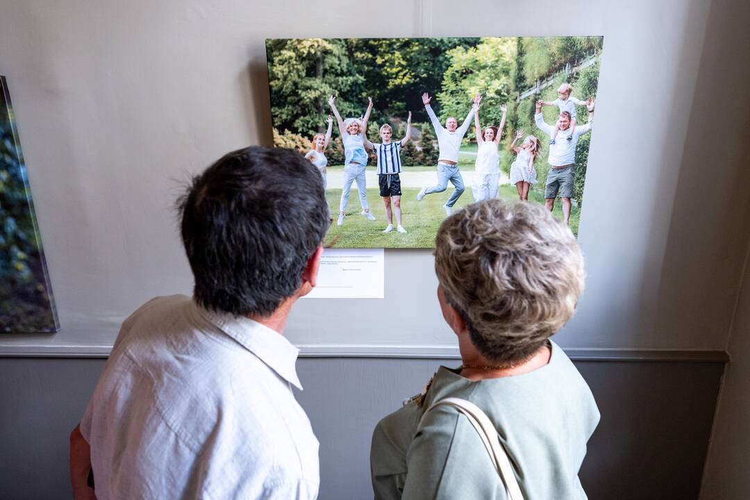 Esmė: savo 40-metį garsi fotografė A. Razauskienė paminėjo surengdama parodą „Širdies ryšiai – kelionė per šeimos portretus“. 