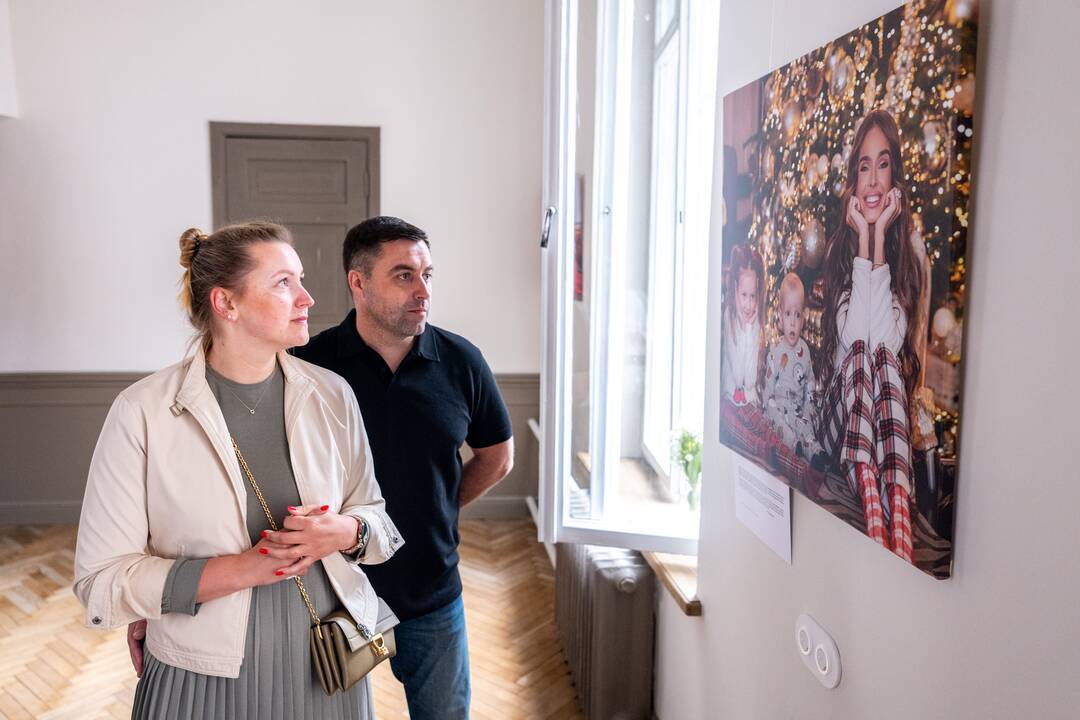 Esmė: savo 40-metį garsi fotografė A. Razauskienė paminėjo surengdama parodą „Širdies ryšiai – kelionė per šeimos portretus“. 