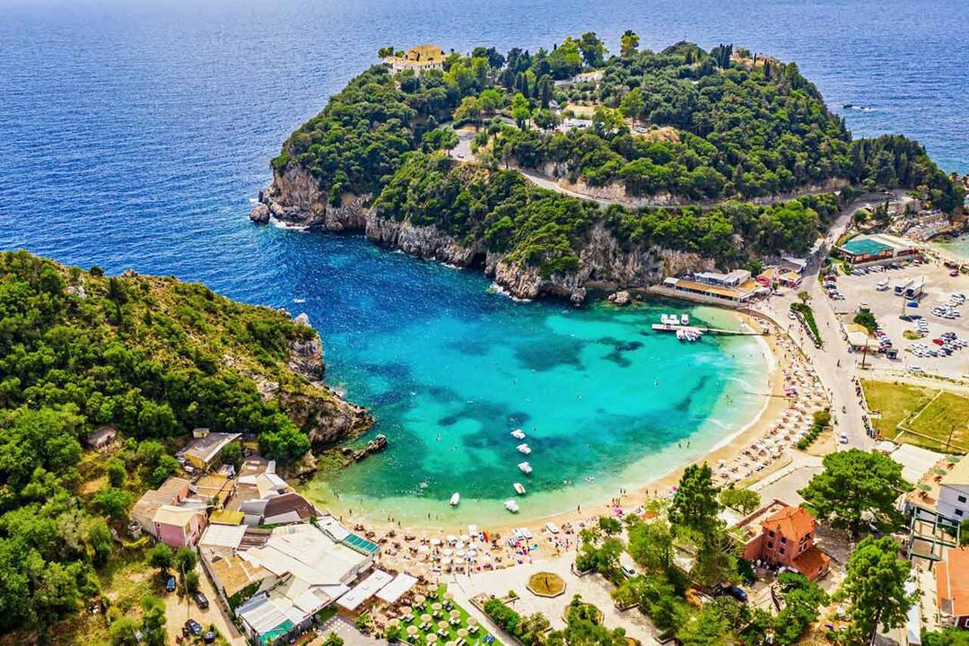 Kerkyra: Korfu salos sostinė, kurios senamiestis nuo 2007 m. yra įtrauktas į UNESCO pasaulio paveldo sąrašą kaip vienas seniausių ir įspūdingiausių miestų, mena dar VIII a.