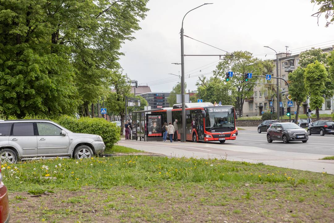 Taisyklės: nors ties stotele yra įrengta A juosta, gyventojai iš jos gali pasukti į kiemus, tačiau negali važiuoti tiesiai.