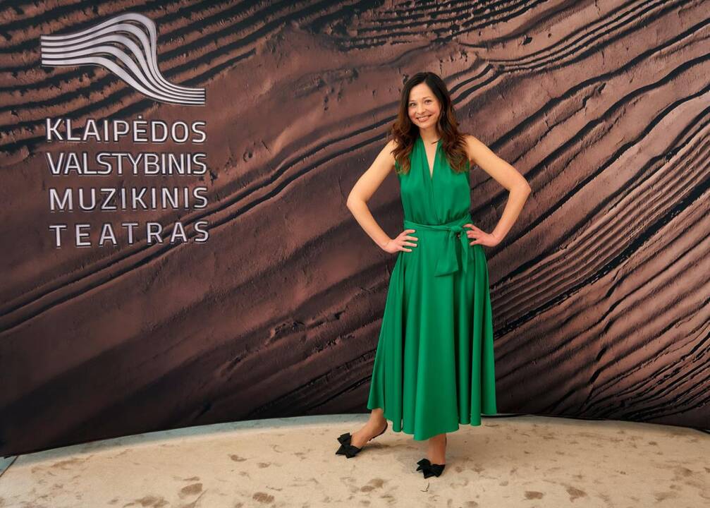 Baigiamajam Giuseppe Verdi „La Traviata“ kūriniui scenoje drauge su kviestiniais svečiais pasirodė teatro solistai, choristai ir visi teatro darbuotojai.