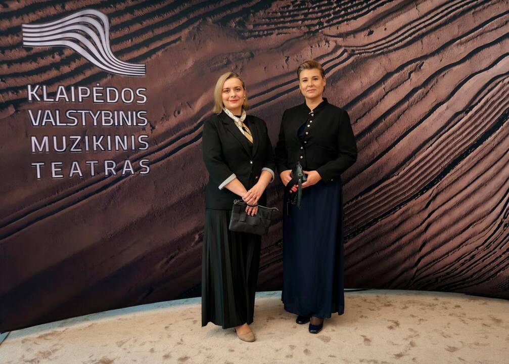 Baigiamajam Giuseppe Verdi „La Traviata“ kūriniui scenoje drauge su kviestiniais svečiais pasirodė teatro solistai, choristai ir visi teatro darbuotojai.