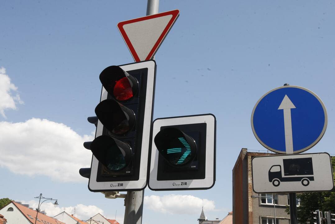 Taisyklės: daugelis vairuotojų iki šiol suka galvas, kaip elgtis sankryžose, kurias reguliuoja šviesoforai su papildoma žalios rodyklės sekcija.
