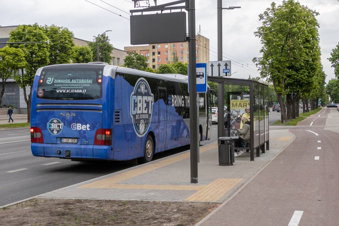 Taisyklės: nors ties stotele yra įrengta A juosta, gyventojai iš jos gali pasukti į kiemus, tačiau negali važiuoti tiesiai.
