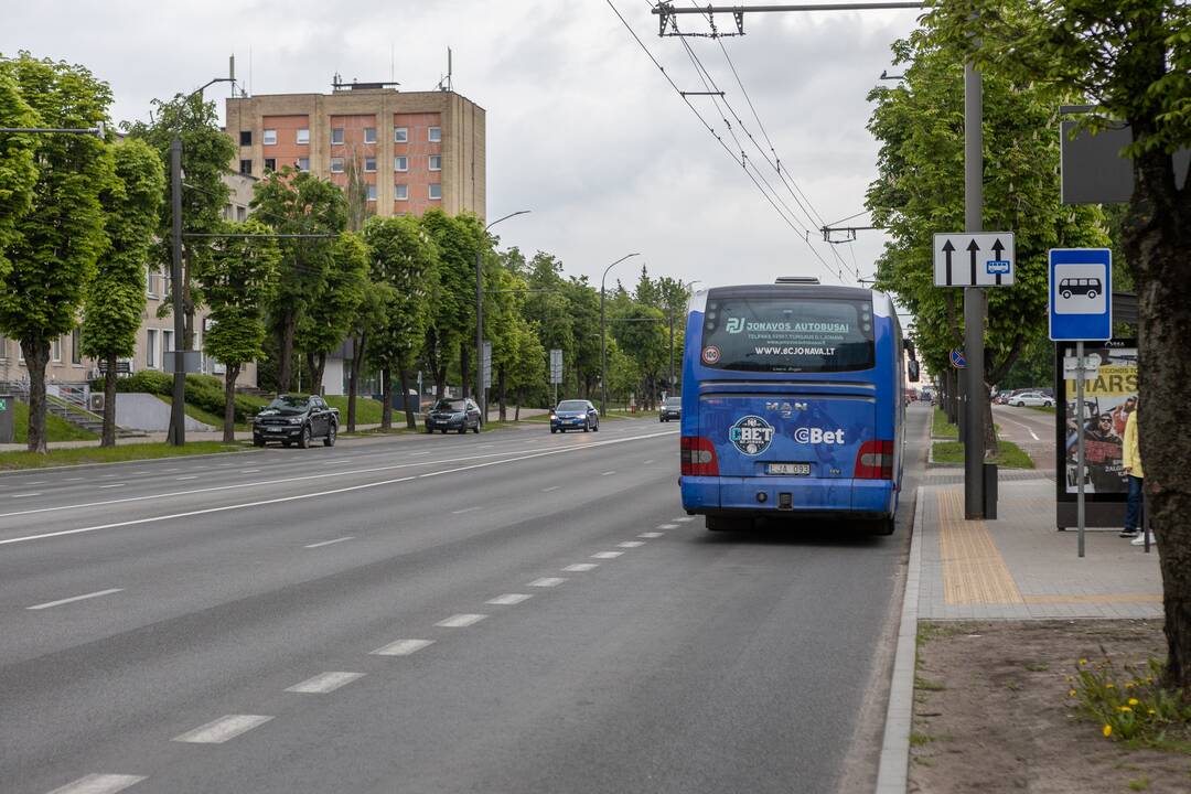 Taisyklės: nors ties stotele yra įrengta A juosta, gyventojai iš jos gali pasukti į kiemus, tačiau negali važiuoti tiesiai.