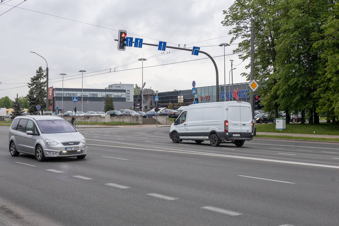 Taisyklės: nors ties stotele yra įrengta A juosta, gyventojai iš jos gali pasukti į kiemus, tačiau negali važiuoti tiesiai.