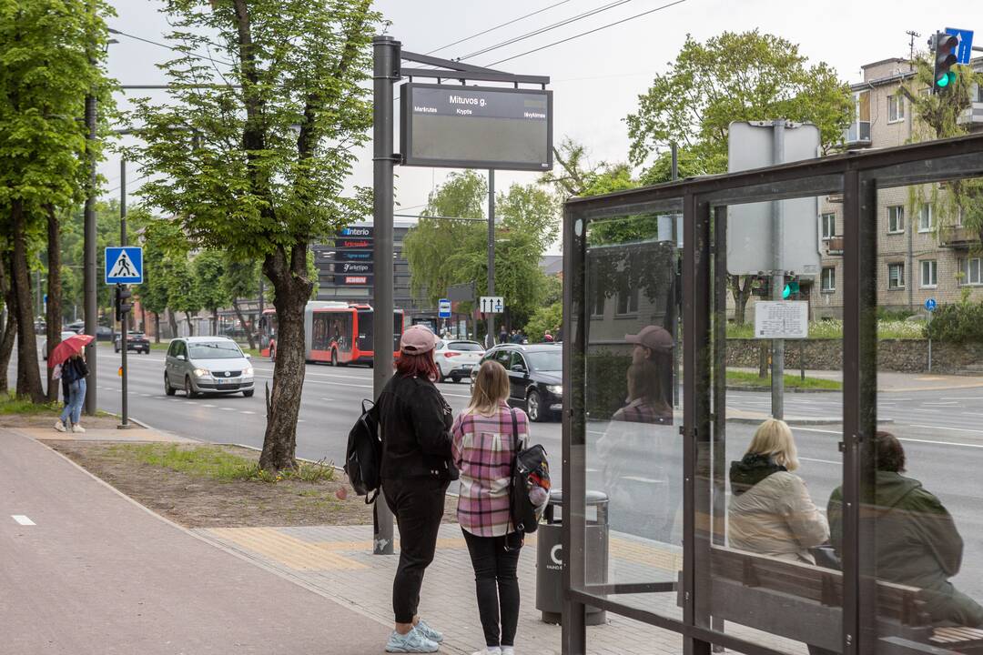 Taisyklės: nors ties stotele yra įrengta A juosta, gyventojai iš jos gali pasukti į kiemus, tačiau negali važiuoti tiesiai.