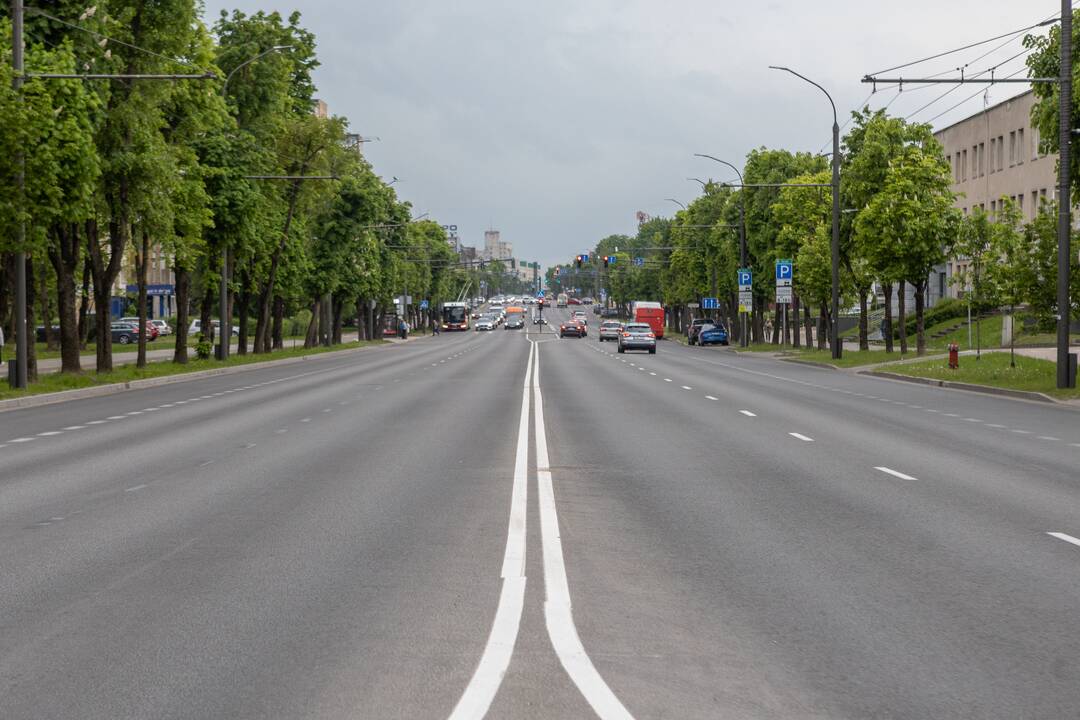 Taisyklės: nors ties stotele yra įrengta A juosta, gyventojai iš jos gali pasukti į kiemus, tačiau negali važiuoti tiesiai.