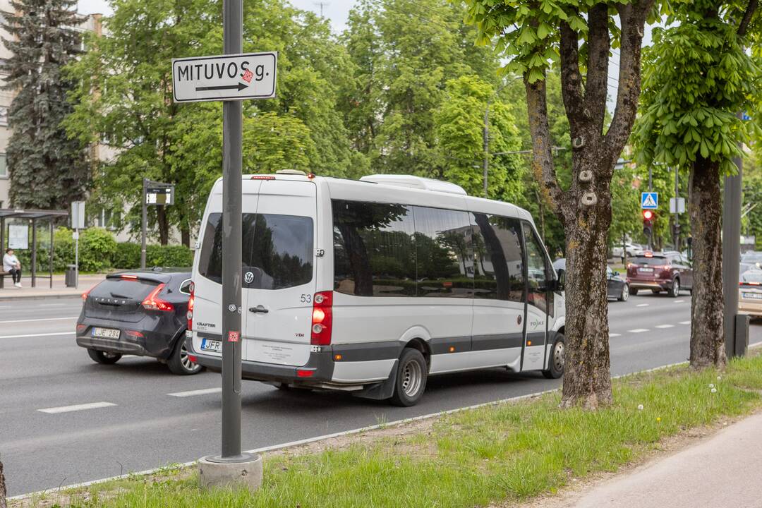 Taisyklės: nors ties stotele yra įrengta A juosta, gyventojai iš jos gali pasukti į kiemus, tačiau negali važiuoti tiesiai.