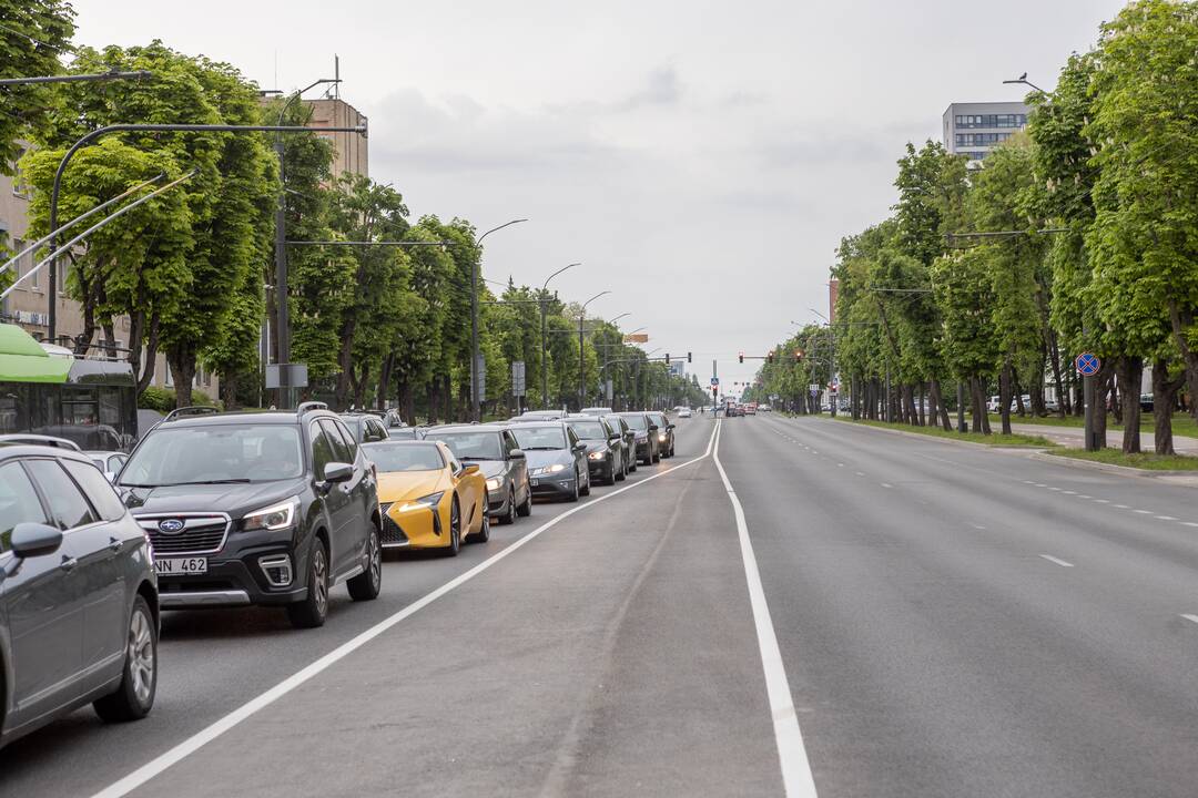 Taisyklės: nors ties stotele yra įrengta A juosta, gyventojai iš jos gali pasukti į kiemus, tačiau negali važiuoti tiesiai.