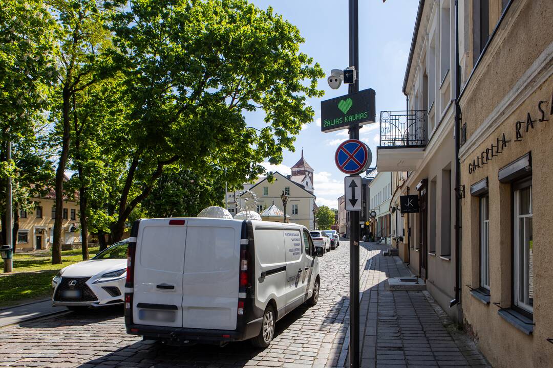 Pasiūlymas: visas Senamiestis turėtų būti priskirtas raudonajai zonai, kurioje automobilio stovėjimas valandą kainuotų 2 eurus.