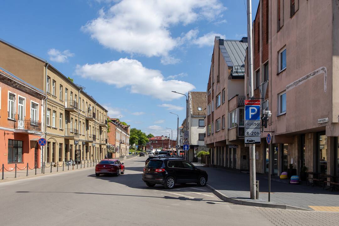 Pasiūlymas: visas Senamiestis turėtų būti priskirtas raudonajai zonai, kurioje automobilio stovėjimas valandą kainuotų 2 eurus.