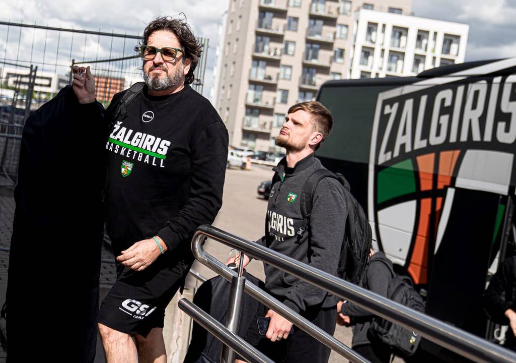 Laimikis: iš „Betsafe-LKL“ čempionato trofėjų aruodo žalgiriečiams teko vicečempionų taurė ir sidabro medaliai.