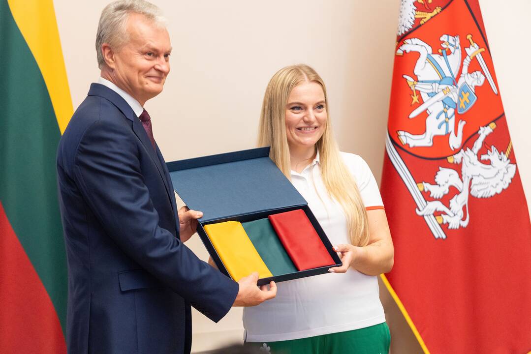Desantas: gausi olimpiečių delegacija vos tilpo į prezidentūros kiemelį.