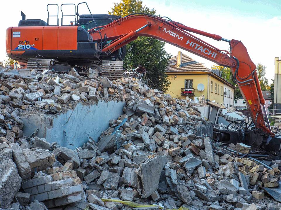 Liekanos: Gargždų centre akį traukiantys vaizdai – griaunamas sovietinių laikų paštas.
