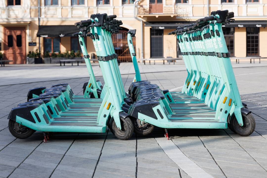Pokyčiai: nuo kovo 24 d. nuomojamų „Bolt“ ir „Ride“ transporto priemonių nebus galima statyti Laisvės alėjoje ir Vilniaus gatvėje.