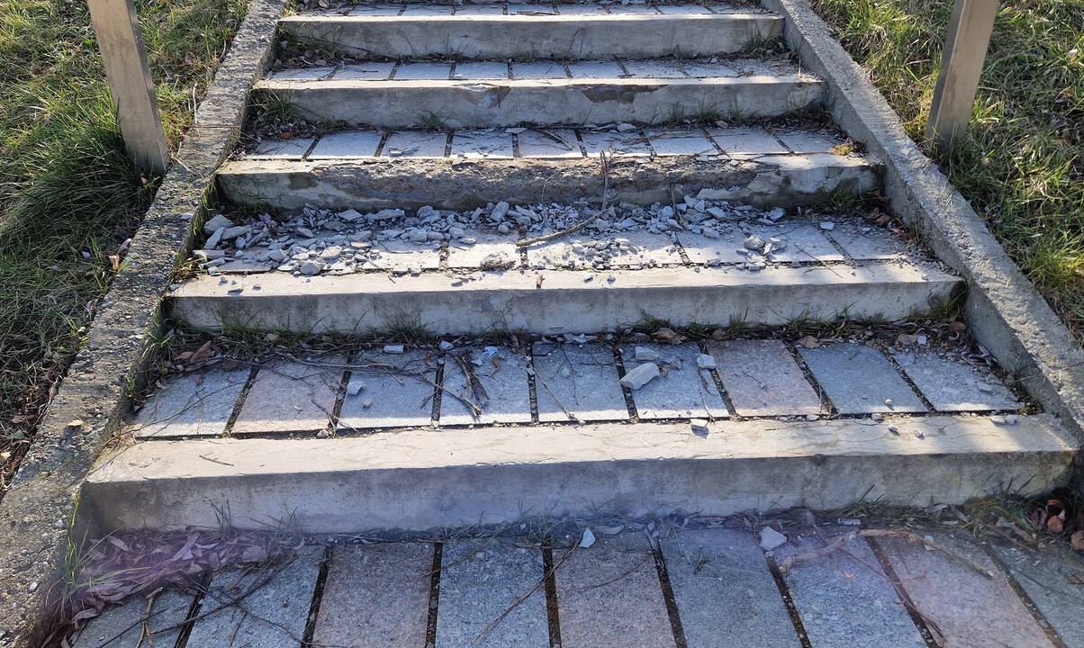 Įspėja: šioje vietoje vaikščioti nesaugu
