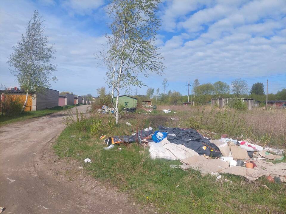 Apmaudas: Kaštonų gatvėje šiukšlės verčiamos į kelkraštį, nepaisant netoliese esančios atliekų surinkimo aikštelės.