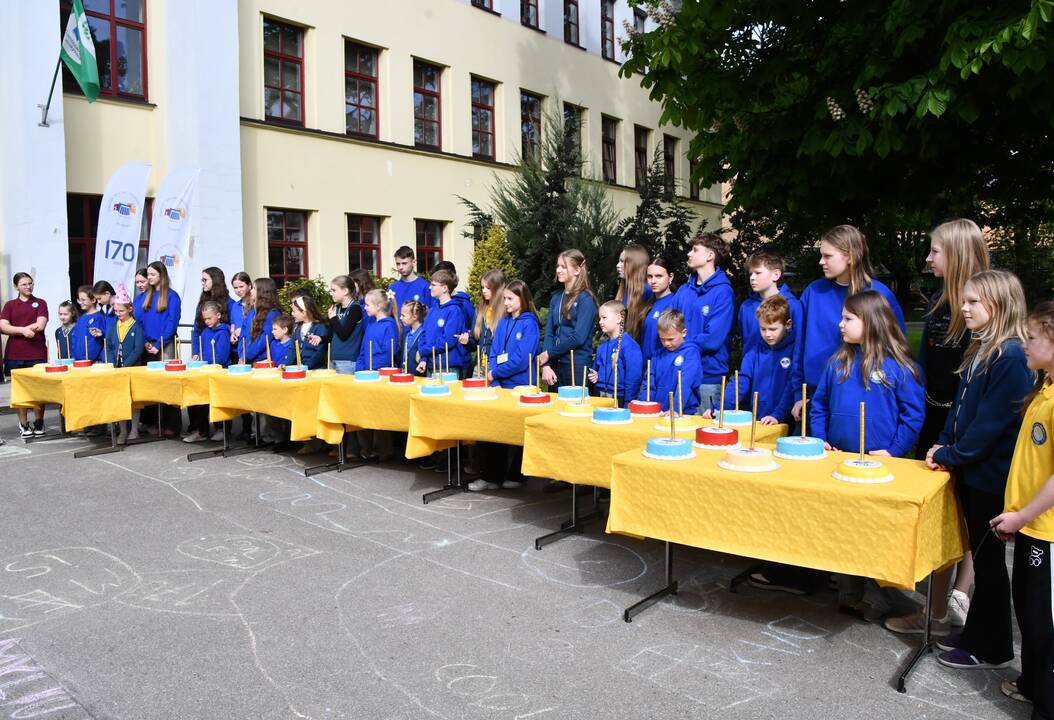 Šventė: S. Dacho progimnazijos moksleiviai vaišinosi mokyklos gimtadienio tortu.