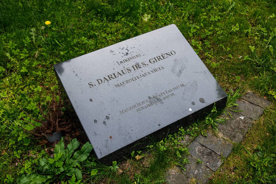 Išjudino: S. Dariaus ir S. Girėno mauzoliejaus akmuo buvo ne savo vietoje.